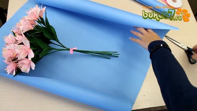 Как упаковать букет в крафт бумагу ☆ Самый простой способ упаковки букета ☆ Букет своими руками смотреть онлайн