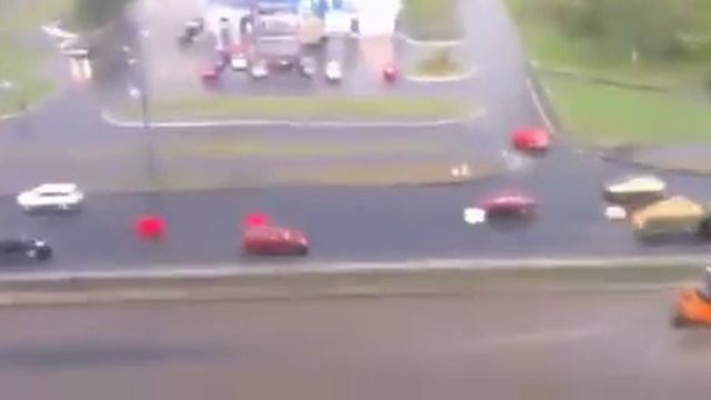 В Харькове асфальт укладывают во время дождя прямо в воду смотреть онлайн