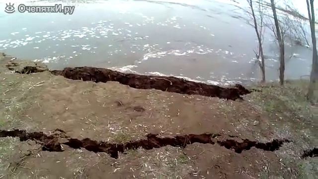 Водоворот захватывает берега Волги.