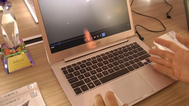 Asus Zenbook UX330 - и снова еще один Macbook Air. Быстрый Hands-on на Computex 2016 смотреть онлайн
