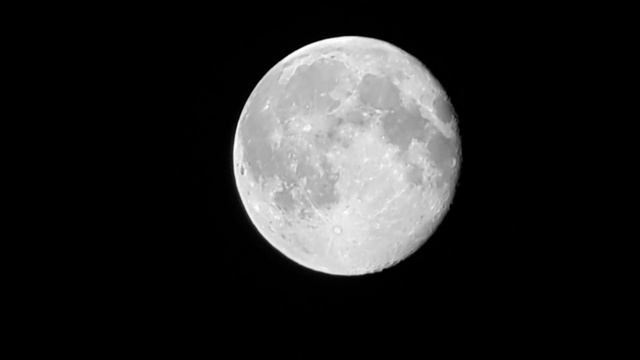 Луна, снятая на Galaxy S4 через бинокль. // Moon shooted on Galaxy S4 смотреть онлайн