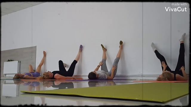 Оздоровительная гимнастика. Упражнения лёжа возле стены. смотреть онлайн