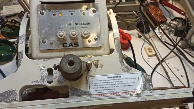 Как работает атоматический настольный запайщик CAS CNA  Ремонт запайщика, сварщика пакетов CAS CNA