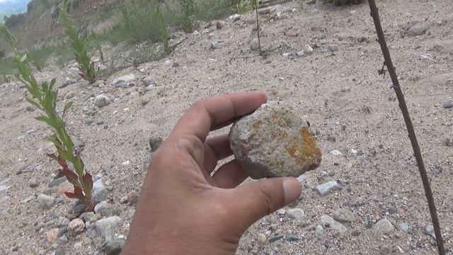 Оранжевый ортоклаз и красивые камушки. Orange Orthoclase And Beautiful Stones.