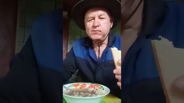 Продолжаю есть на даче говядину тушёную с вермишелью быстрого питания смотреть онлайн