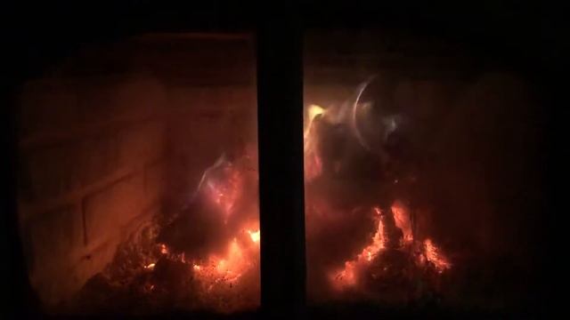 Warm fire with logs burning смотреть онлайн