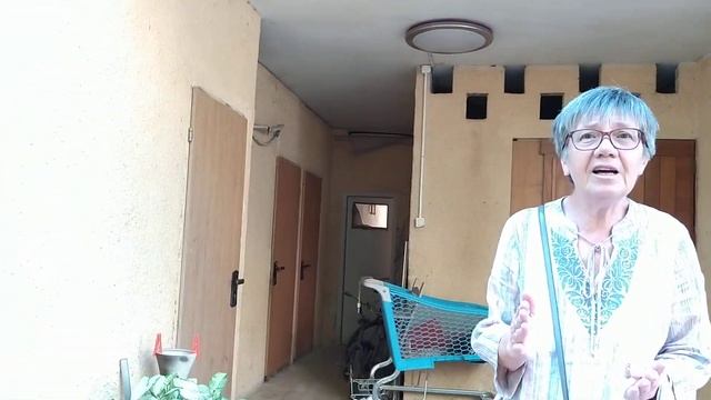 Жить не тужить, никого не осуждать, никому не досаждать, всем моë почтение. Кушайте, не обляпайтесь смотреть онлайн