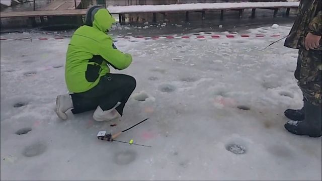 Утренняя рыбалка со льда на спорт зоне. Клёвое место лосиный остров смотреть онлайн