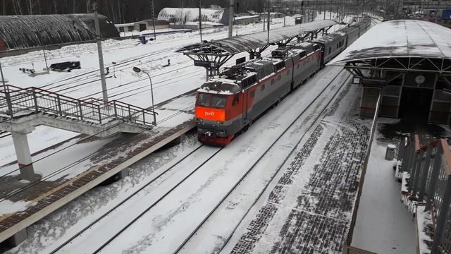 [РЖД] [ПОЧТА РОСCИИ] Электровоз ЧС7-222 с пассажирским поездом №376 Москва - Воркута. смотреть онлайн