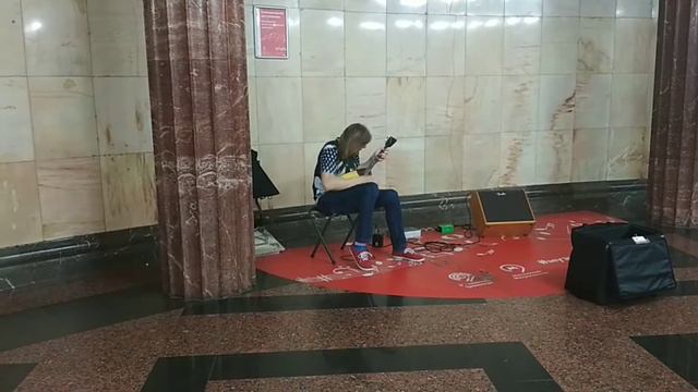 Уличный музыкант в Москве. Балалайка. Гениально! Geniuos street musician. смотреть онлайн