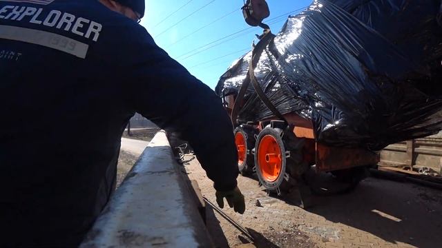 Доставка  японского траншеекопателя до ТК на манипуляторе Mazda Titan