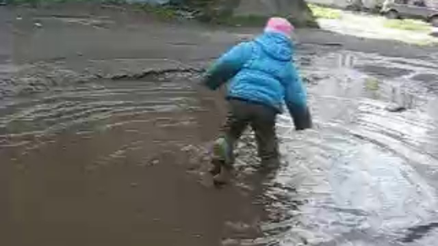 Добрый папа !!! Куда же смотрит мама ??? смотреть онлайн