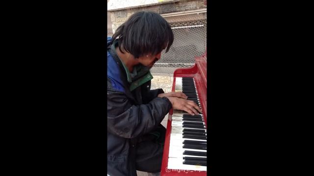 Никогда не судите людей по внешнему виду. Бомж красиво играет на пианино. смотреть онлайн