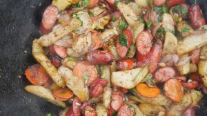 Жареный картофель по-охотничьи в казане на костре.