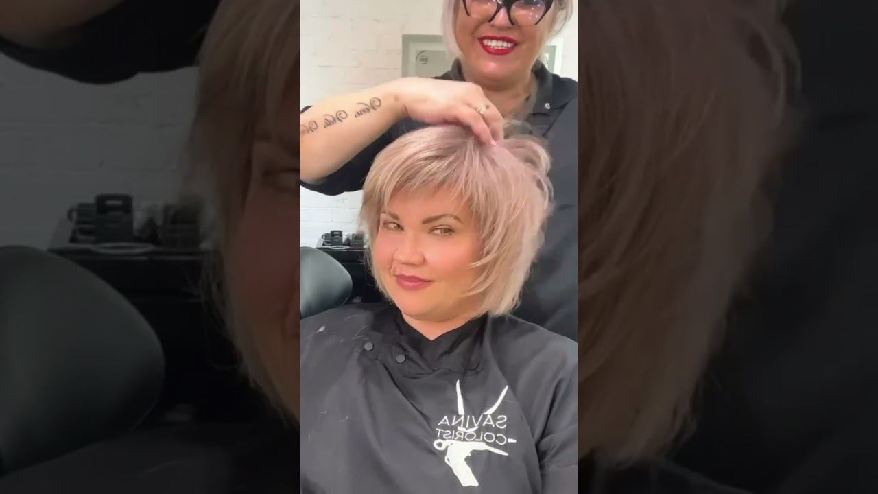 КОРОТКИЙ КАСКАД ДЛЯ ЖЕНЩИН С ПОЛНЫМ ЛИЦОМ/SHORT CASCADE FOR WOMEN WITH A FULL FACE смотреть онлайн