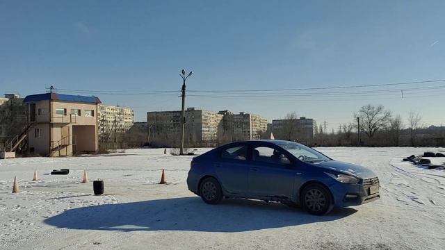 # Заезд в гараж #задним ходом под углом 90°#автошкола #автоинструктор #обучение смотреть онлайн