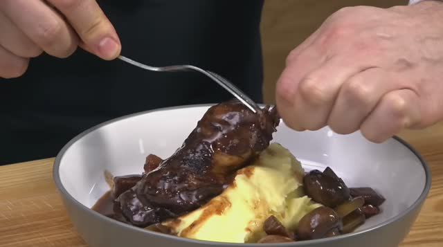Coq Au Vin (французское куриное рагу в соусе из красного вина)Coq Au Vin - классика из Франции