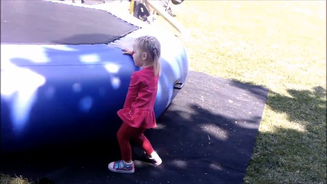 КИРА И ЛИЗА КАТАЮТСЯ НА КАРУСЕЛЯХ ВИДЕО ДЛЯ ДЕТЕЙ.KIRA AND LISA RIDE ON KARUSELS VIDEO FOR CHILDREN смотреть онлайн