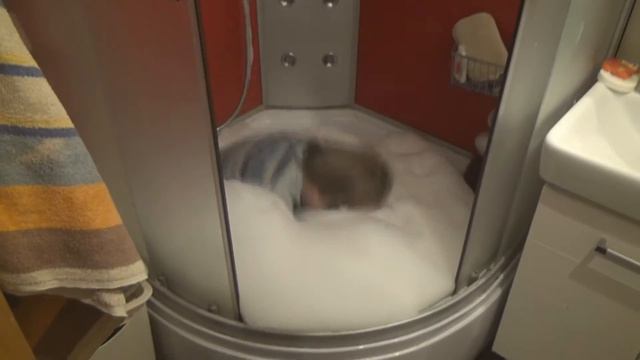 Пена. Елисей играет с пеной. Или когда пены много