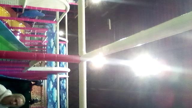 Ярик катается на ватрушки очень малекое видео.