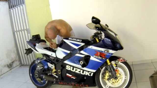 SUZUKI GSX R 1000 SRAD K3 BATERIA NOVA E A ANTIGA, DEU BOM? смотреть онлайн