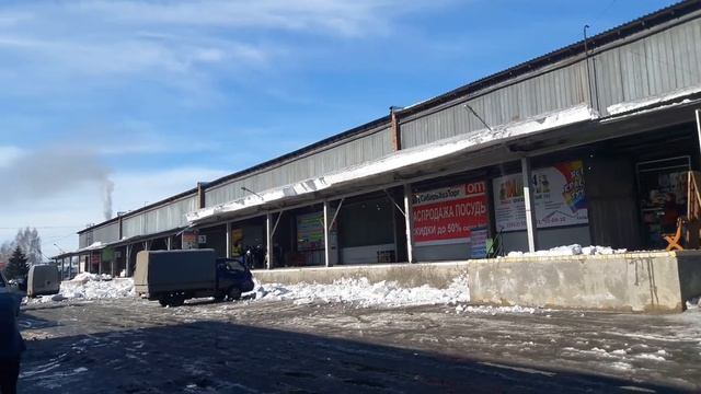 ОГРОМНАЯ ГЛЫБА СНЕГА!!!Повезло грузовику.Сход снега с крыши. смотреть онлайн