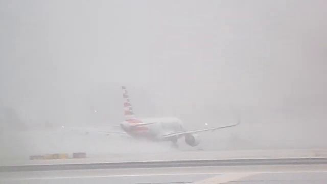 American Airlines A319 takeoff at MIA(Kodak AZ421) смотреть онлайн