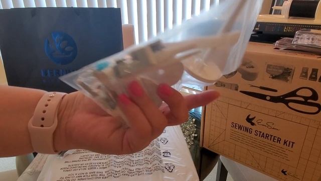 MY NEW SEWING MACHINE!! BERNETTE b38 Unboxing! смотреть онлайн