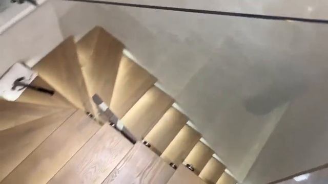 Лестница с деревянными ступенями и перила из самонесущего стекла смотреть онлайн