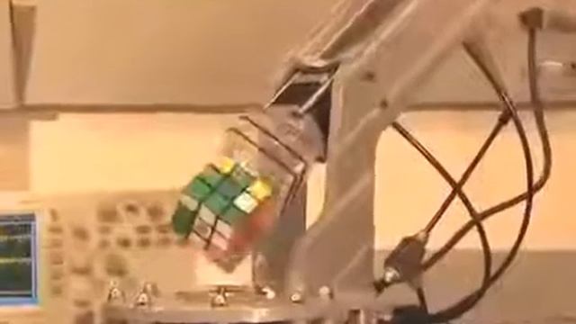 Робот собирает Кубик Рубика flv Юмор! Прикол! Смех смотреть онлайн