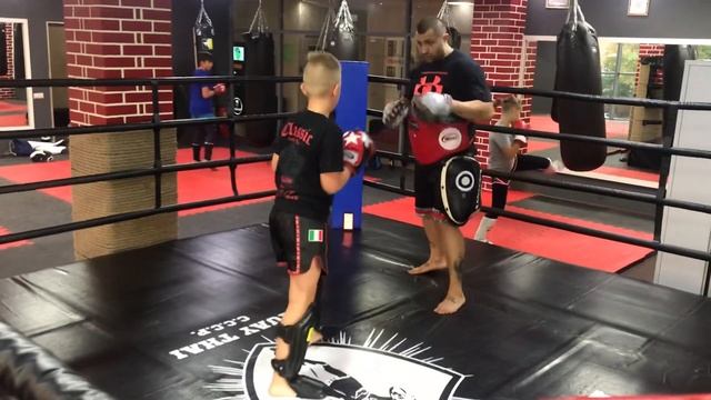 Саша Леонов тайский бокс клуб С.С.С.Р.