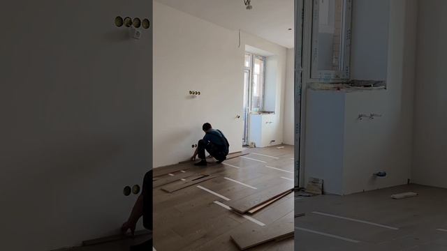 Завершаем укладку инженерной доски?? #сталинка #старыйфонд #капитальныйремонт #полы #укладка