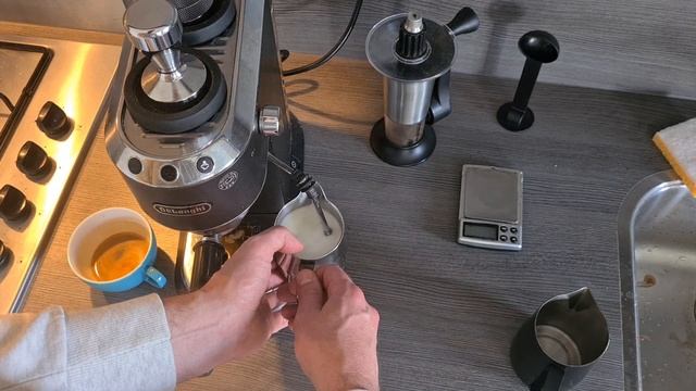 Free Style Latte Art on a Delonghi Dedica EC685 смотреть онлайн