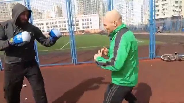 Маленький против большого / как победить в драке если ты слабее / мал да удал смотреть онлайн