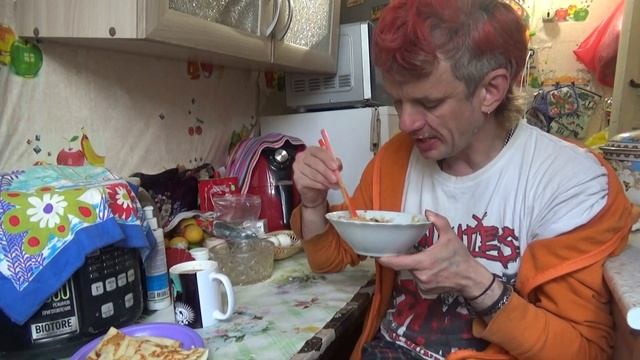 микро обжор мукбанг лапша китайская покимон с страусиным мясом и кофе с блинами