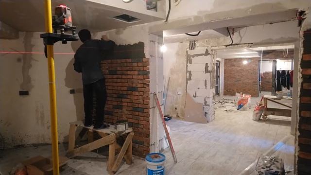 Укладка искусственного декоративного камня под гребенку с расшивкой швов. смотреть онлайн