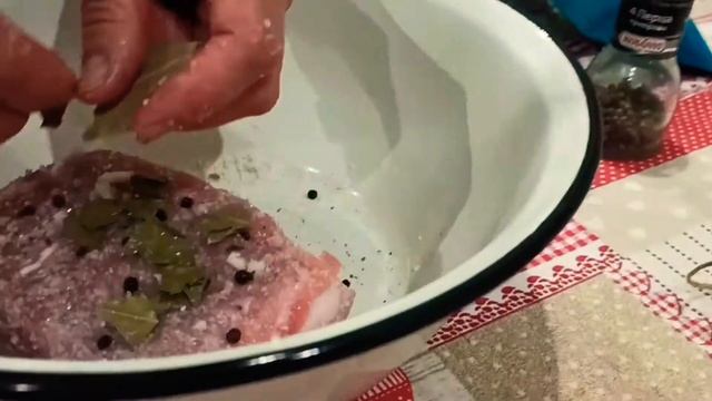 КАК ПРИГОТОВИТЬ САЛО/ДВА ВАРИАНТА. смотреть онлайн