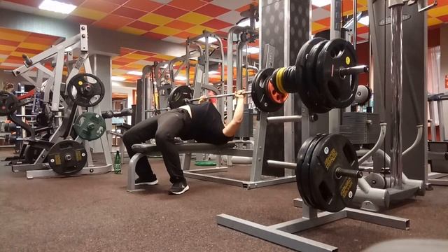 Жим лёжа с бруска 130 кг смотреть онлайн