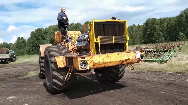 Самый большой в мире квадроцикл выезжает с гаража. смотреть онлайн