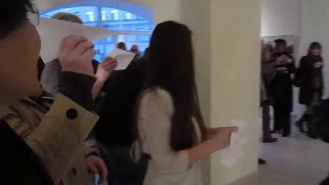 На открытии выставки Татьяны Кроль (Москва) - "ВВС Подъемная сила"- запуск самолётиков смотреть онлайн