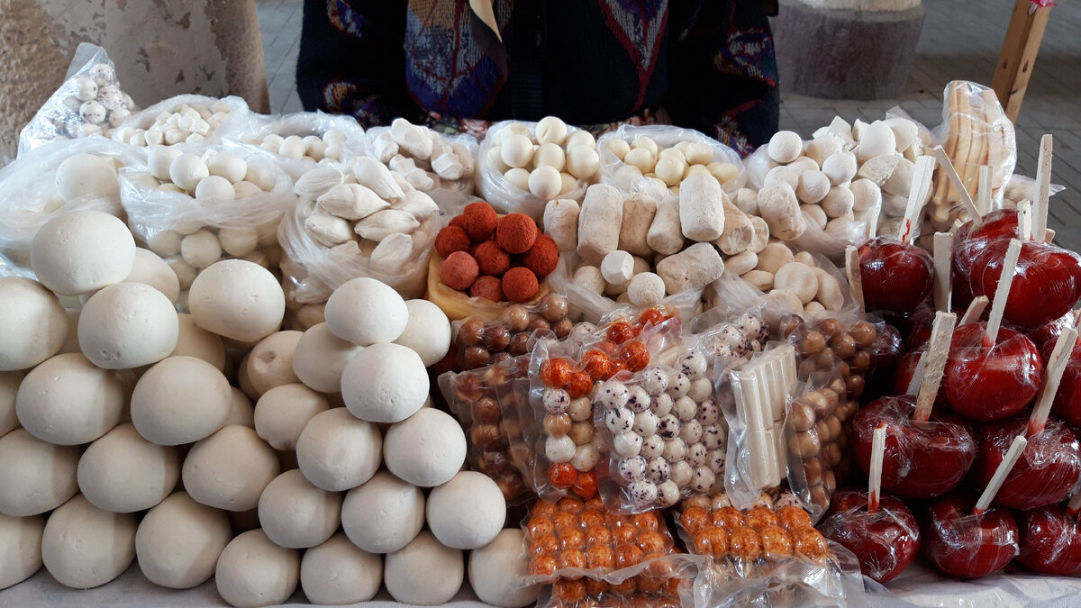 Базарчик с куртом, косточками, грибами и напитками по дороге на Чимган 🇺🇿 смотреть онлайн