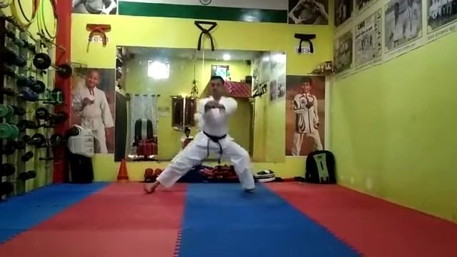 Splits! 13 Basic Steps to doing Splits (Stretching). смотреть онлайн