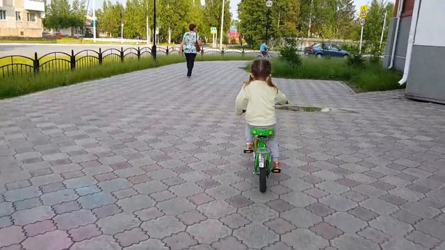 Полина учится кататься на велосипеде. 18.06.2017 смотреть онлайн