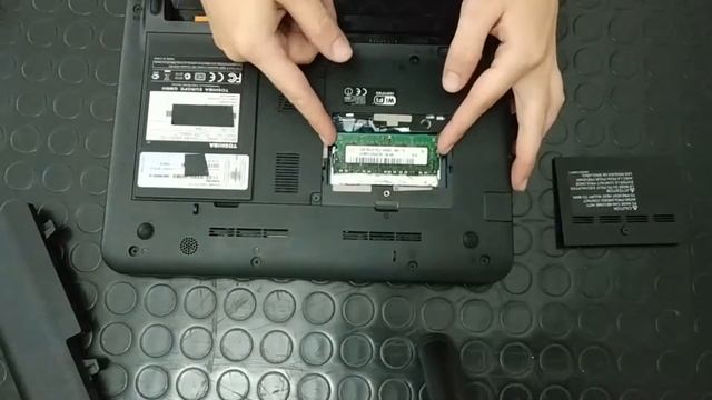 [How to] Upgrade RAM on Toshiba NB 250 series смотреть онлайн