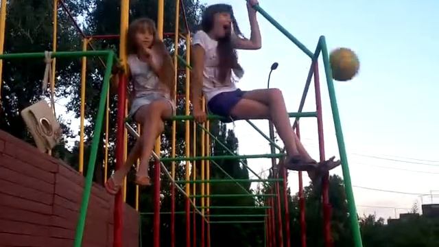 мы пытаемся снять первое видео))) смотреть онлайн