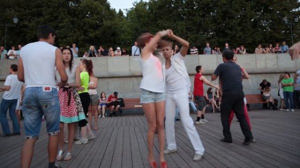 Хастл на набережной в летний вечер