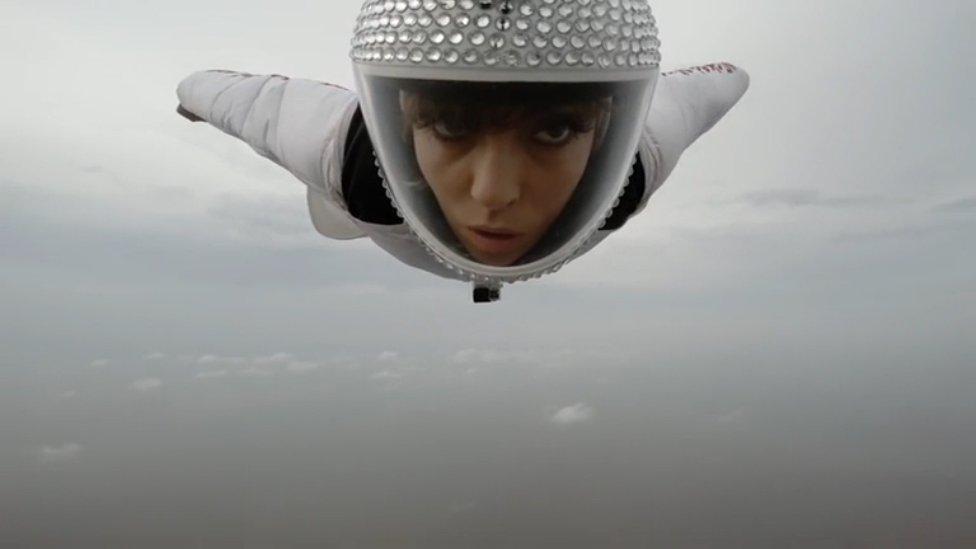 Девушка с покерфейсом пролетела между небоскребами в Панаме смотреть онлайн