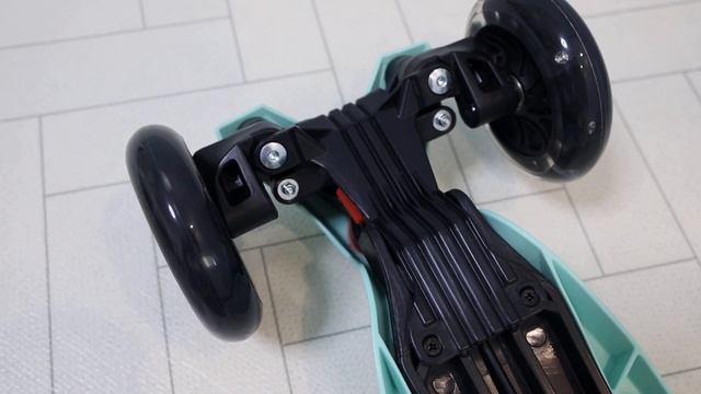 [Micro Mobility] Maxi Micro Deluxe LED Mint (1/2) смотреть онлайн