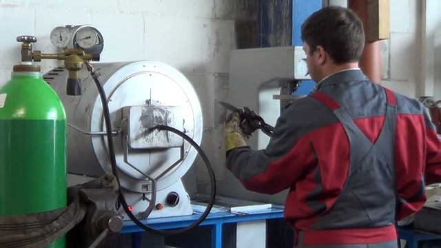 Закалка клинков и замер твердости.