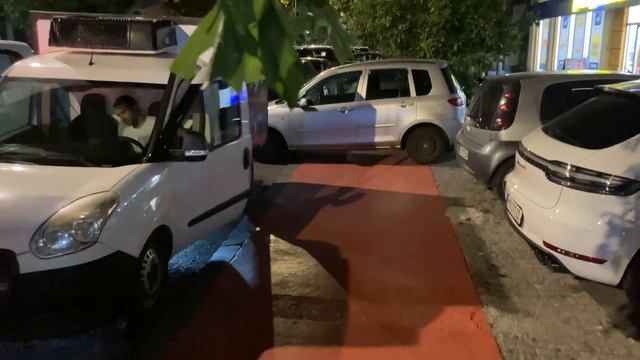 Невероятные парковки автомобилей в Батуми. Паркинг в Батуми. Crazy Parking. Просто Паркинсон.